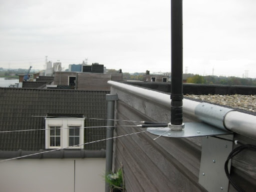 Atas antenne op balkon met radialen